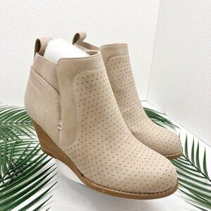 DV by Dolce Vita Gerdy Beige Perforated Round Toe Wedge Heel Booties Size 8.5 NW